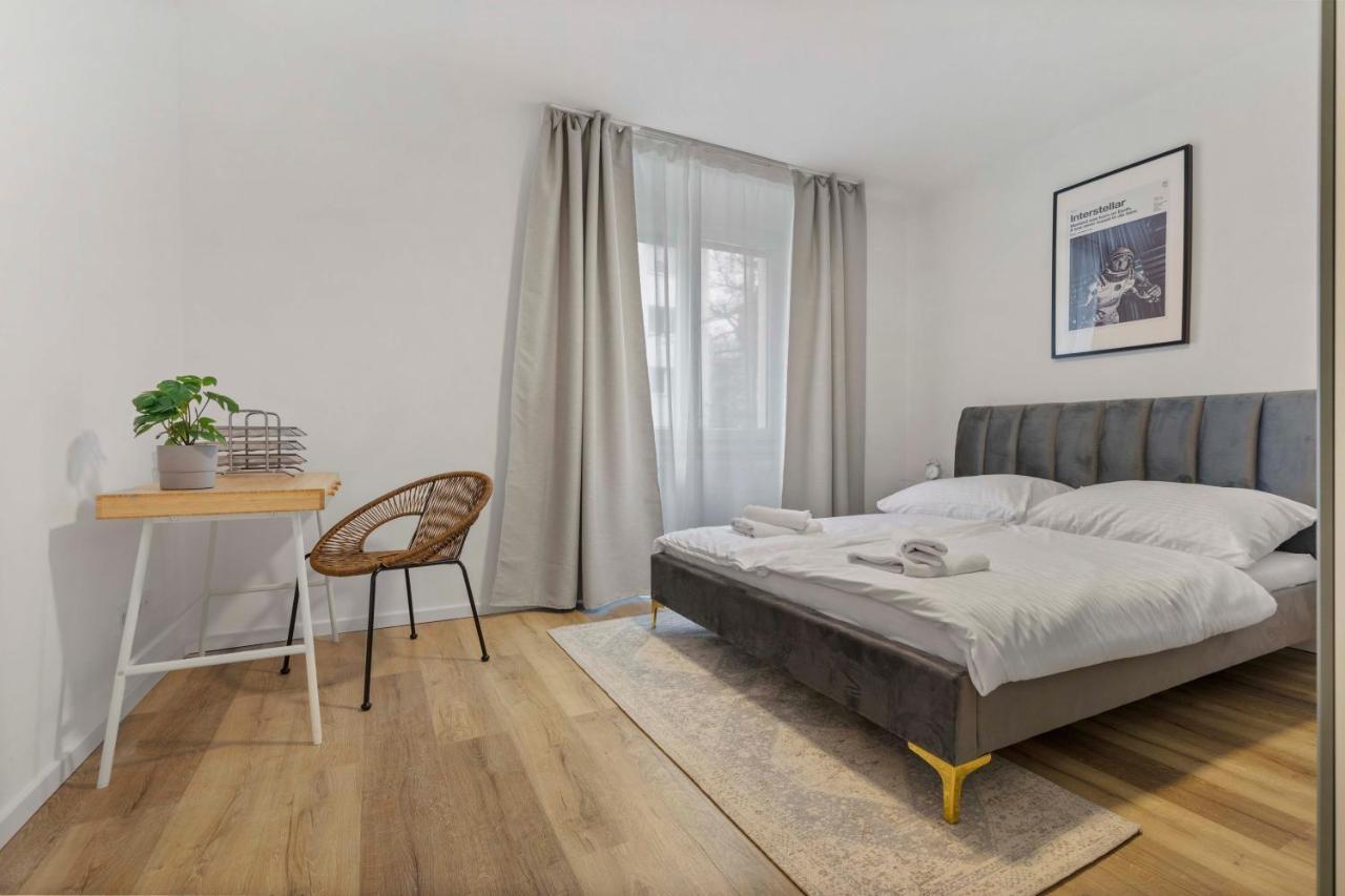 2 Bedroom Apt Steps To Nivy Station Bratislava Luaran gambar