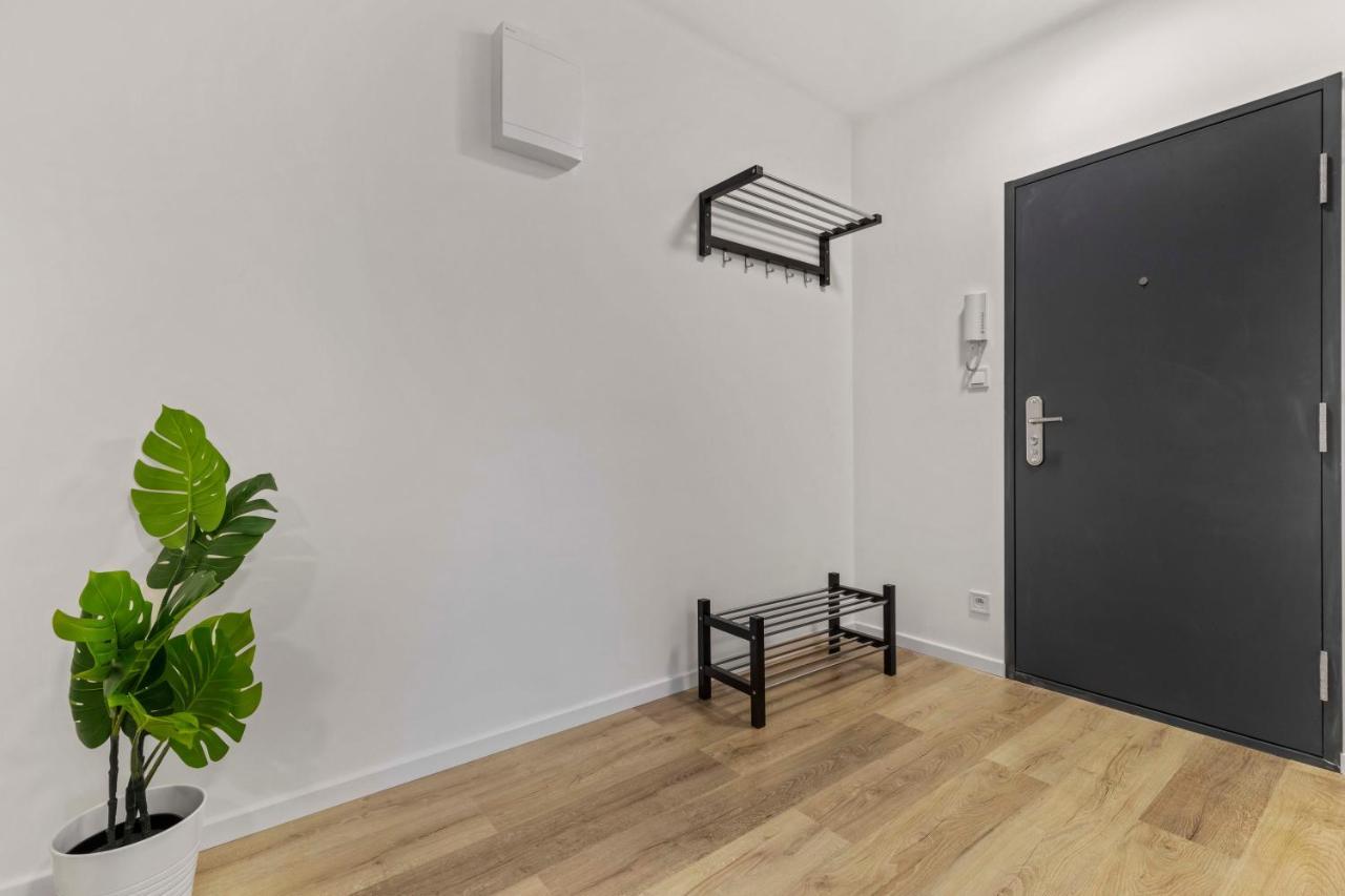 2 Bedroom Apt Steps To Nivy Station Bratislava Luaran gambar
